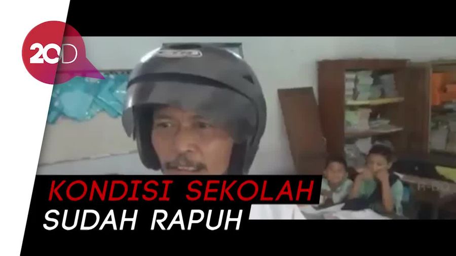 Mas Nadiem, Guru Ini Pakai Helm Takut Gedungnya Ambruk