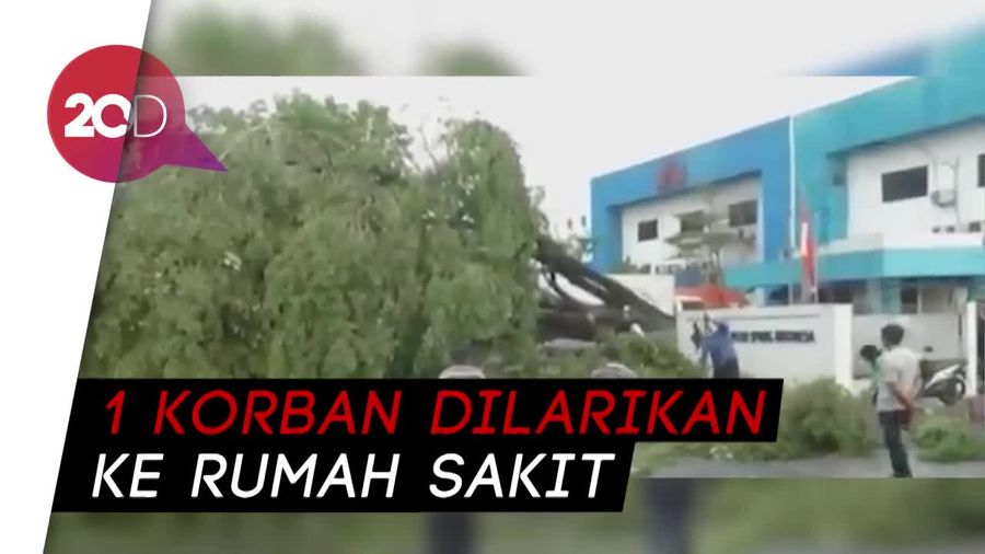 Hujan Disertai Angin Kencang Porak-porandakan Bekasi