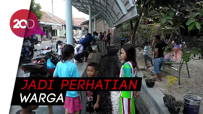 Menyulap Selokan Kotor Jadi Kolam Ikan