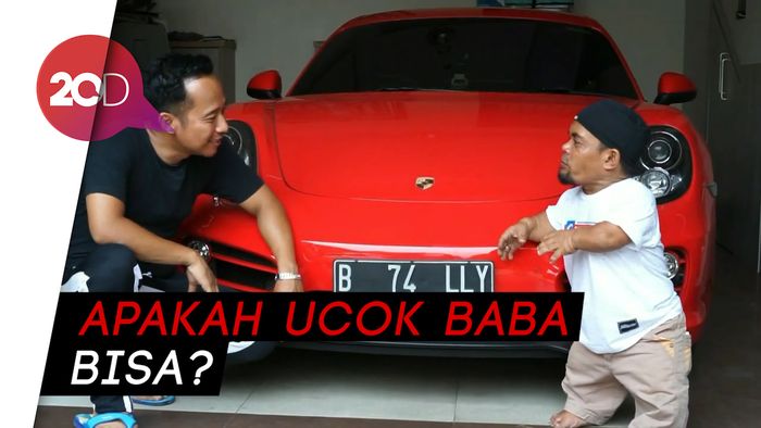 Aksi Ucok Baba Ditantang Bawa Mobil Sport Denny Cagur