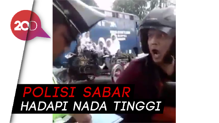Pengendara Motor Ditilang Polisi Malah Ngegas