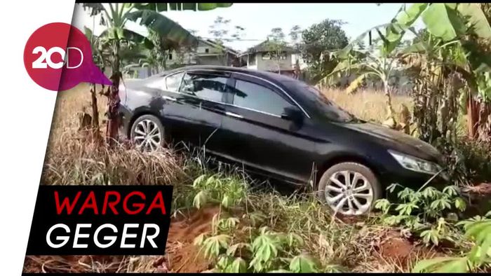 Sedan Nyelonong ke Kebun di Sukabumi, Sopir Bawa Benda Mirip Senpi