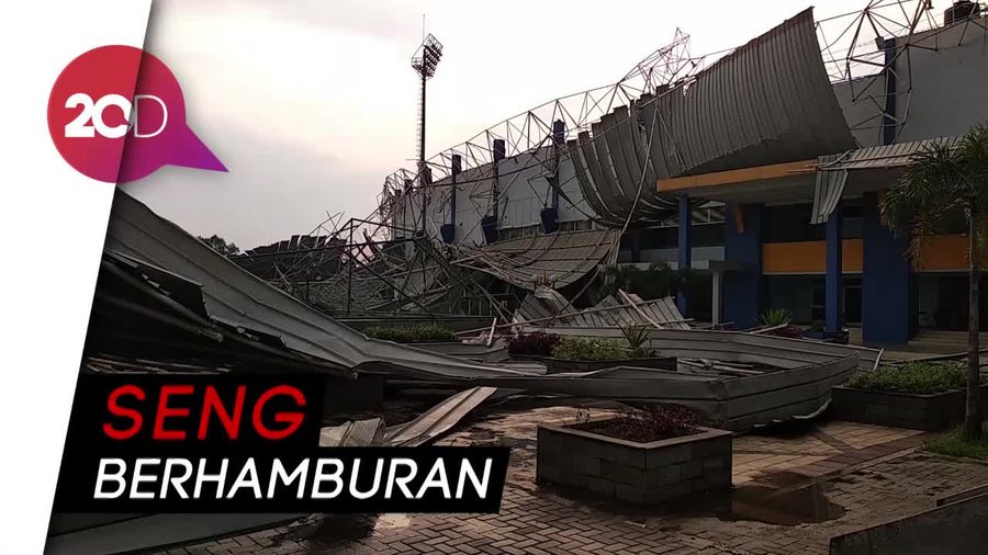 Atap Stadion Bola di SOR Arcamanik Porak-poranda Diterjang Angin