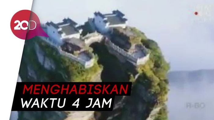 9.000 Langkah Gapai Puncak Kuil di Red Clouds Golden Summit