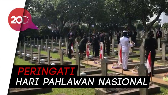 Jokowi-Maruf Tabur Bunga di Makam Pahlawan Kalibata