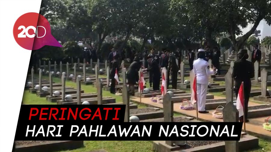Jokowi-Maruf Tabur Bunga di Makam Pahlawan Kalibata