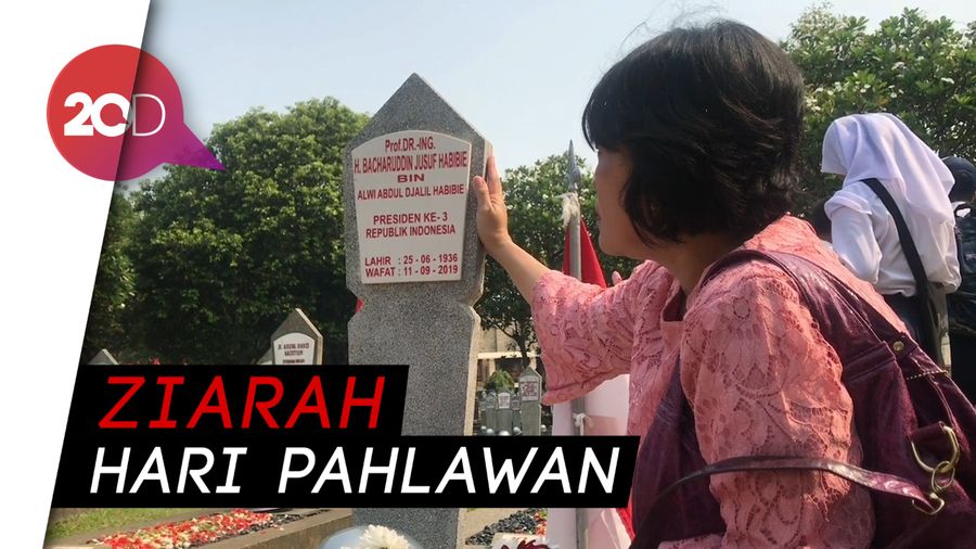 Makam Habibie-Ainun Ramai Peziarah di Hari Pahlawan
