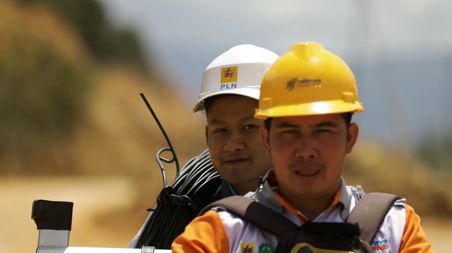 Kucuran Keringat Demi Menerangi Perbatasan