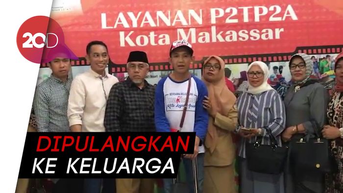 Isak Tangis Perpisahan Pria yang Dipasung 9 Tahun di Makassar