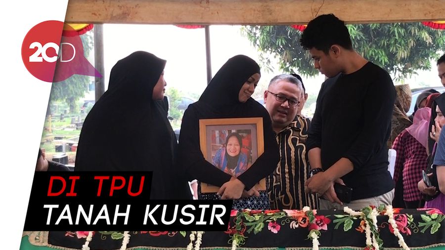 Nirina Zubir Tegar Antarkan Jenazah Ibunda ke Peristirahatan Terakhir