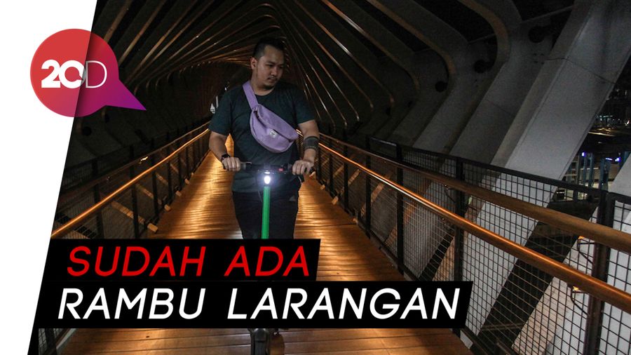 Lantai  JPO Sudirman Rusak Akibat Sering Dilewati Skuter Listrik