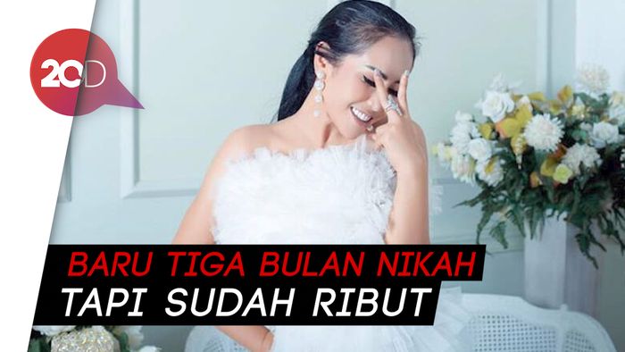 Suami Minta Ratu Meta Kembalikan Berlian Miliknya