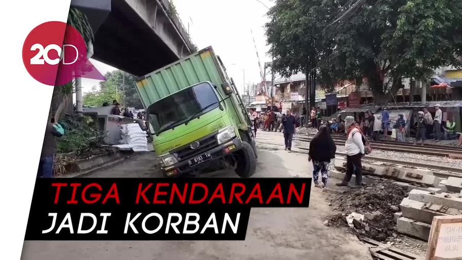 Ingin Melintasi Jalur Nasional Bandung-Cimahi? Waspadai Lubang Galian Ini