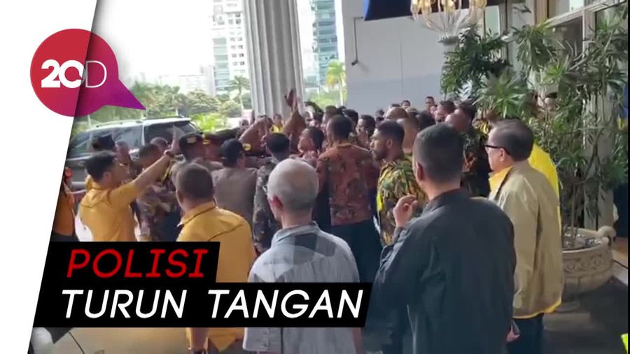 Sekelompok Orang Bersitegang Ingin Masuk Arena Rapimnas Golkar