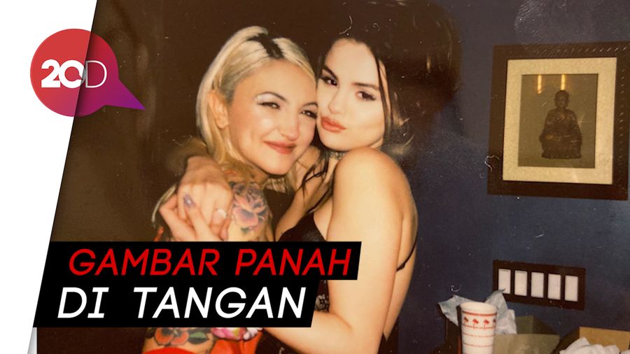 Bentuk Sayang, Selena Gomez dan Julia Michaels Bikin Tato Kembar