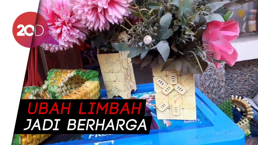 Kreatif! Perajin Padalarang Sulap Limbah Segel Plastik Jadi Mainan Unik