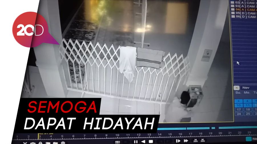 Nggak Takut Dosa! Pemuda Bobol Kotak Amal Masjid Terekam CCTV