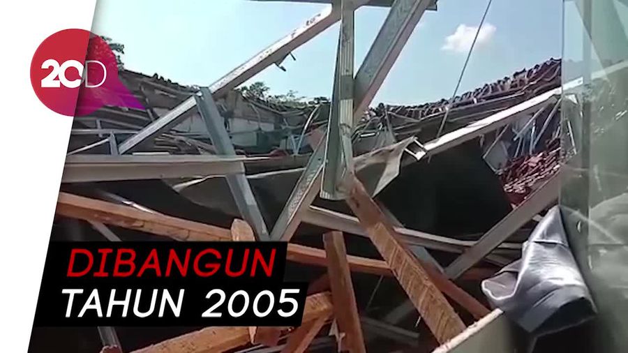 Atap Aula Rumah Jabatan Bupati Mamuju Ambruk