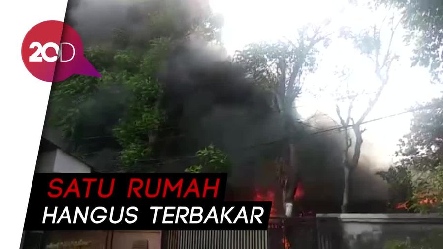 Kepanikan Warga Saat Kebakaran di Jagakarsa