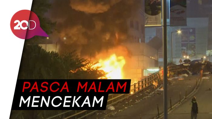 Pendemo Berangsur Keluar dari Universitas di Hong Kong