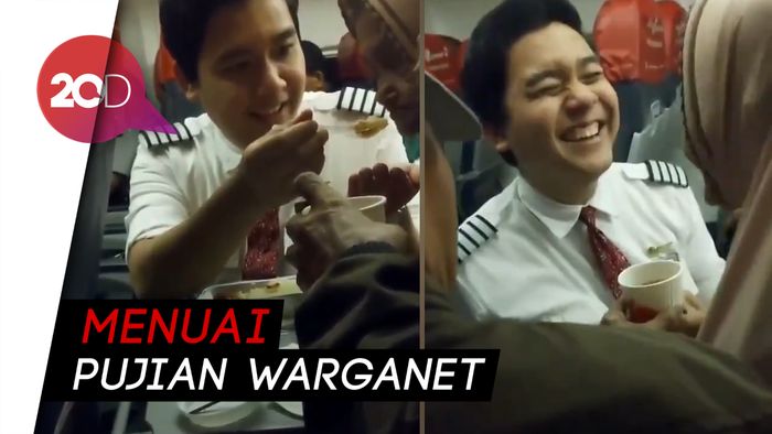 Viral! Pramugara Lion Air Bantu dan Suapi Penumpang Lansia
