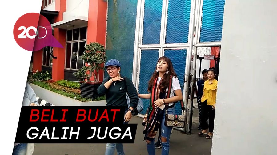 Kata Ibu Kriss Hatta Soal Anaknya Dapat Baju dari Barbie Kumalasari