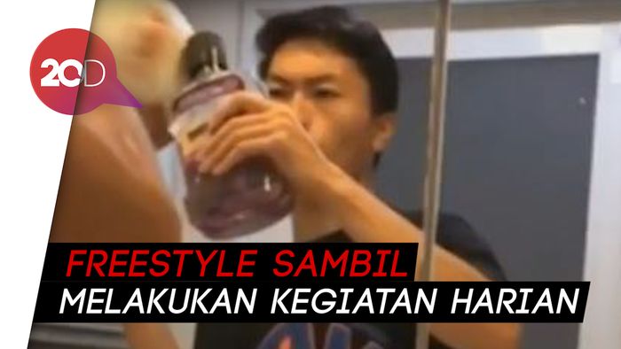 Gaya Nyentrik Pemuda Jepang saat Dribble Bola