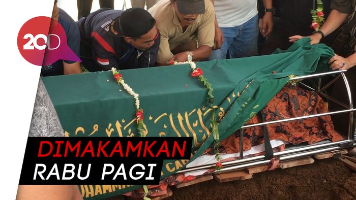 Isak Tangis Iringi Prosesi Pemakaman Cecep Reza