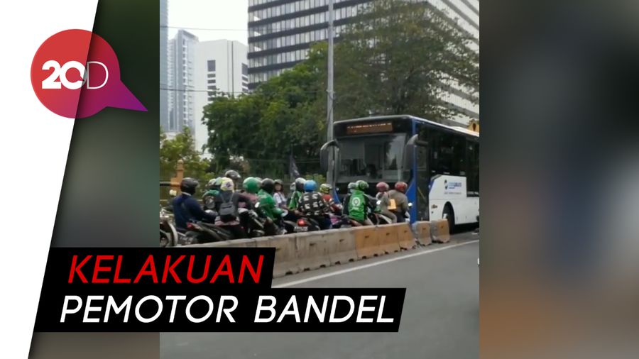 Lawan Arus Busway, Gerombolan Pemotor Ngeyel Paksa Mundur TransJ