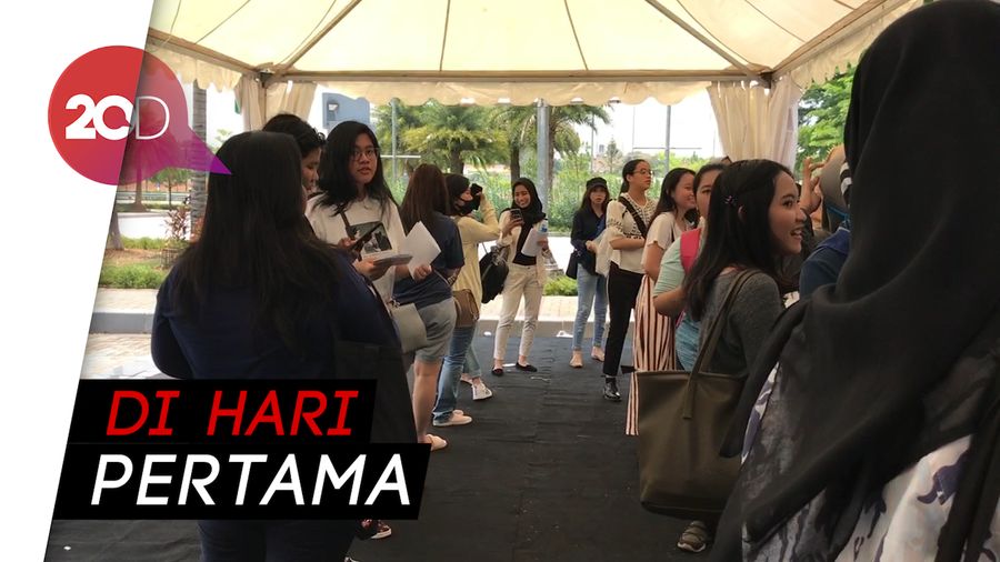 Suasana Penukaran Tiket Konser EXO EXplOration di Jakarta