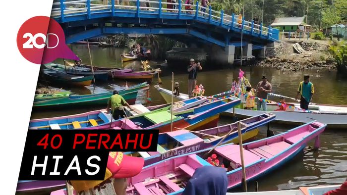  Tradisi Unik, Warga Gelar Maulid di Atas Perahu