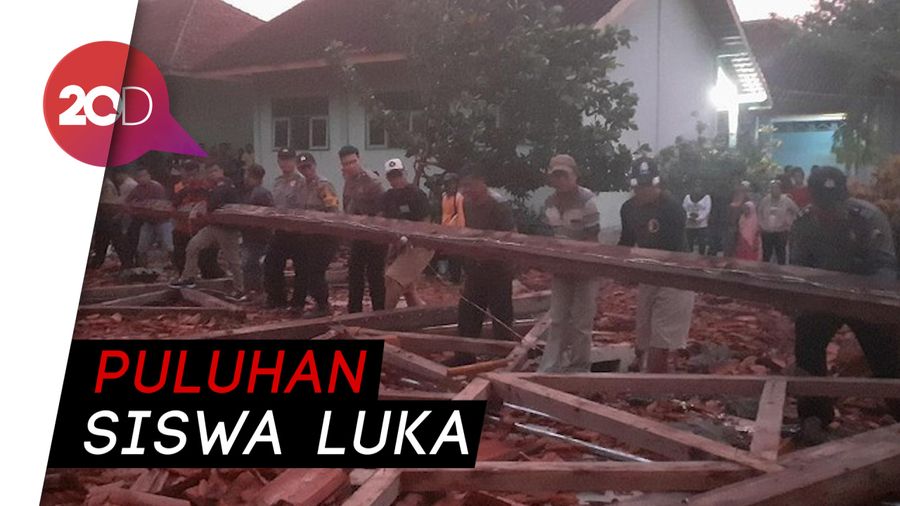 Diterjang Hujan Angin, Aula SMK di Sragen Ambruk Timpa Puluhan Siswa!
