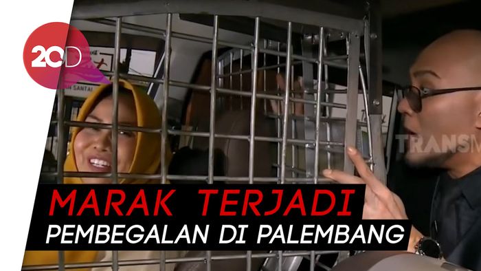 Mantap! Taksi Online Ini Dipasangi Kerangkeng untuk Cegah Begal