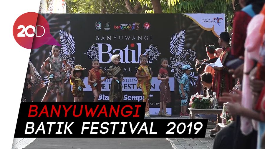 Uniknya Fashion Show Batik di Trotoar Banyuwangi