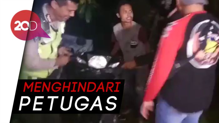 Joki Balap Liar Ceburkan Motor ke Parit Gegara Ada Razia