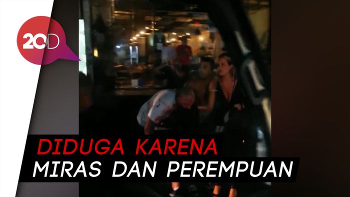 2 Bule Duel di Seminyak Bali