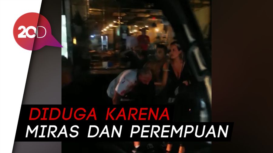 2 Bule Duel di Seminyak Bali