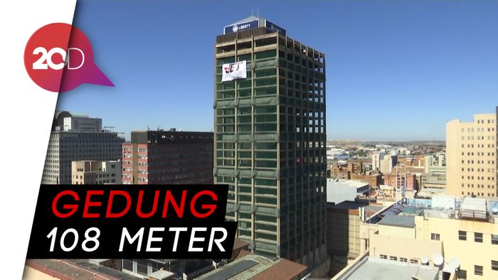 Detik-detik Gedung Bank di Johannesburg Dihancurkan