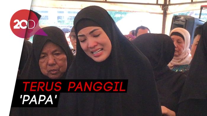 Diguyur Hujan, Tangis Nindy Pecah di Atas Pusara Sang Ayah