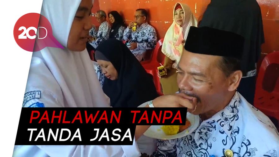  Keren! Di Hari Guru Pelajar Parepare Cuci Motor dan Suapi Gurunya
