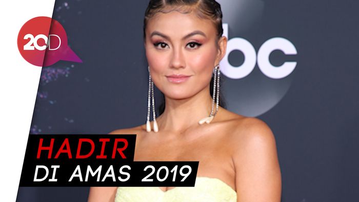 Penampilan Menawan Agnez Mo di Red Carpet AMAs 2019