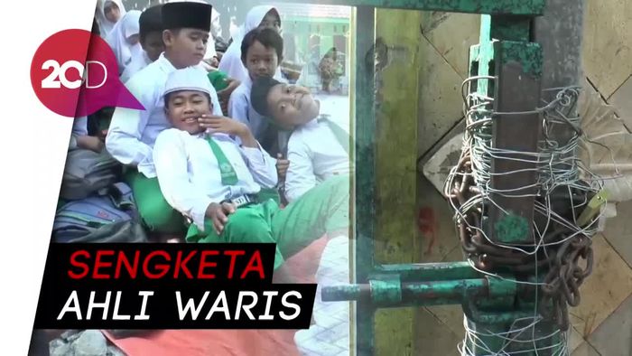 Murid Telantar, Gembok Gerbang Sekolah Akhirnya Dijebol