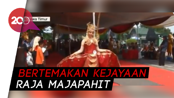 Fashion Show di Mojokerto Tampilkan Busana dari Daur Ulang Sampah