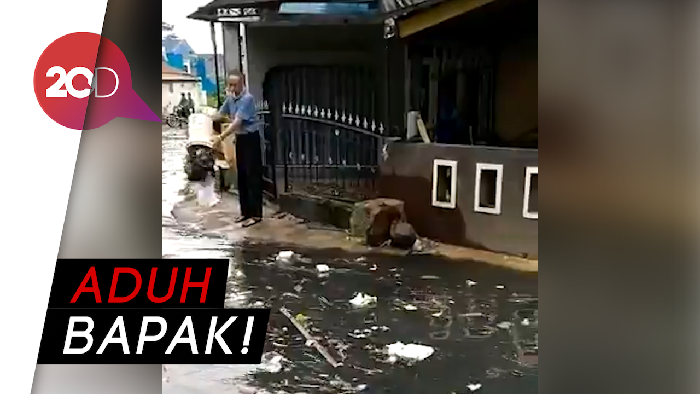 Heboh! Warga Keciduk Buang Sampah saat Banjir