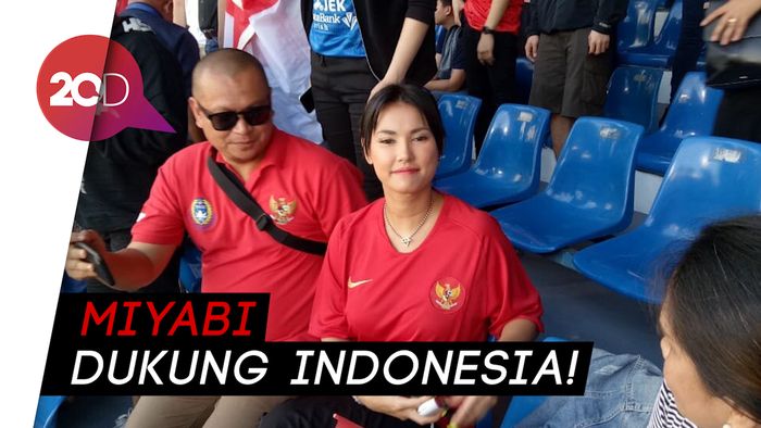Mengintip Gaya Miyabi Nonton Indonesia Vs Thailand