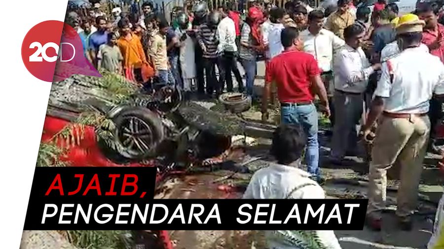Ngeri! Mobil di India Terbang dan Jatuh dari Jalan Layang