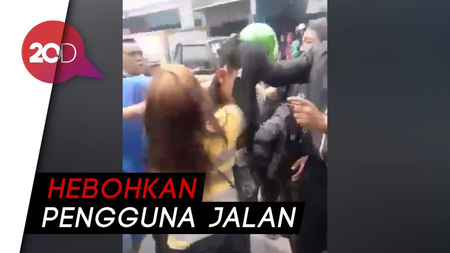 Geger Pria Bawa Istri Orang, Mobilnya Diamuk Massa di Jagakarsa