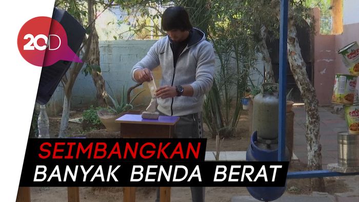 Pria Palestina Pamer Seni Keseimbangan Menumpuk Benda