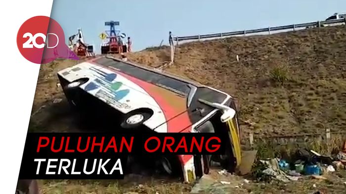 Bus Kramat Jati Terperosok ke Parit di Tol Sumo, 2 Orang Tewas