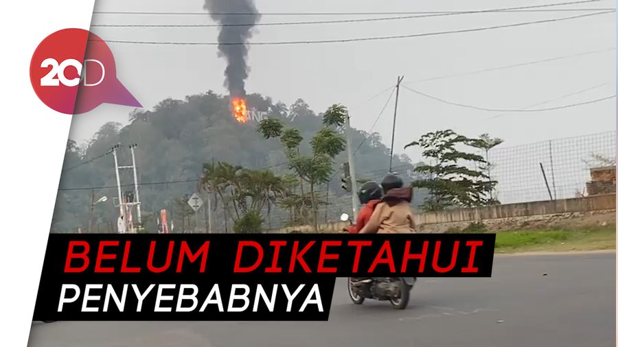  Landmark Padang di Puncak Gunung Padang Terbakar